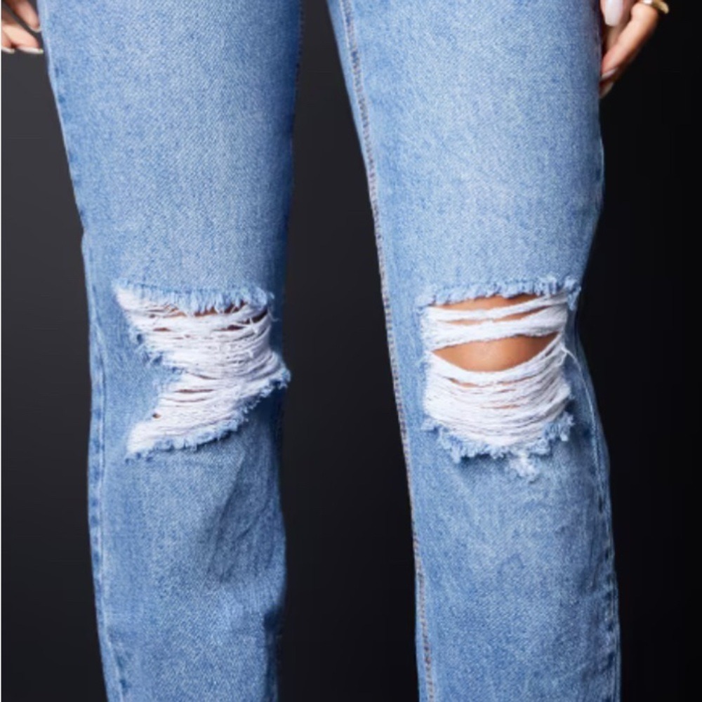 Pretty Little Thing Ripped Knee Mom Jeans NWT Size 2